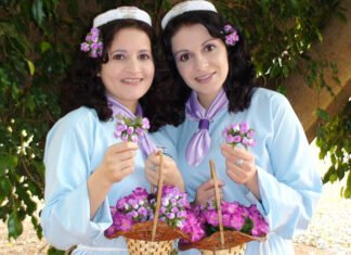 Discípulas de INRI CRISTO cantam “La Violetera”, de Sarita Montiel