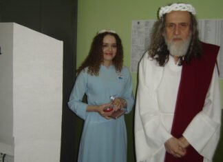 INRI CRISTO posta foto na urna e reclama de voto obrigatório